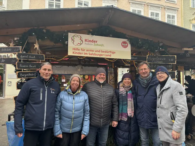 Einige Mitglieder des Vereins „Kinder haben Zukunft" mit Beirat Hannes Herbst (2. von rechts) und Obmann-Stellvertreter Alfred Pozetti (ganz rechts) beim Weihnachtsstand am Alten Markt in der Stadt Salzburg. | Foto: Emanuel Hasenauer
