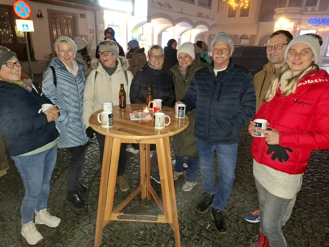 Beim „Musikalischen Adventkalender“ in Grein spielte am 9. Dezember die „Mostviertler Stubmtischmusi“ auf. Der TSV Meisl Grein schenkte aus. 