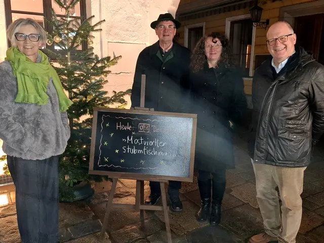 Beim „Musikalischen Adventkalender“ in Grein spielte am 9. Dezember die „Mostviertler Stubmtischmusi“ auf. Der TSV Meisl Grein schenkte aus. 