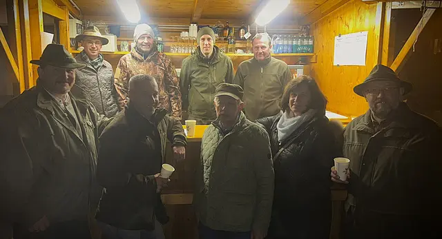  In der Hütte – Hubert Schrenk, Karl Kopriva, Michael Kien-Lamberg und Paul Urani.
Vor der Hütte – Oberschützenmeister von Mistelbach Josef Kohzina, Jagdleiter von Kronberg Robert Schütz, Jagdleiter von Pfösing Leopold Kien, Christine Kohzina, aus Niederkreuzstetten Herbert Ullmann vom Jagdhundeprüfungsverein-Mistelbach. | Foto: zVg