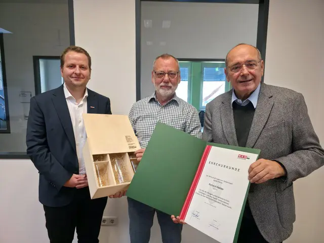 WKO-Regionalstellenobmann Manfred Kainz (r.) und Regionalstellenleiter Michael Fischer (l.) gratulierten Richard Hiebler herzlich. | Foto: WKO DL