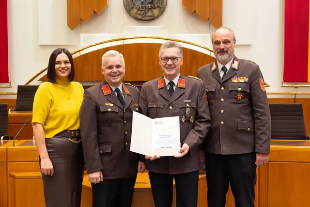 Bürgermeister Christian Pinzker und Feuerwehrkommandant Martin Schuch freuten sich über die Urkunde für die Feuerwehr Unterkohlstätten | Foto: Büro Eisenkopf
