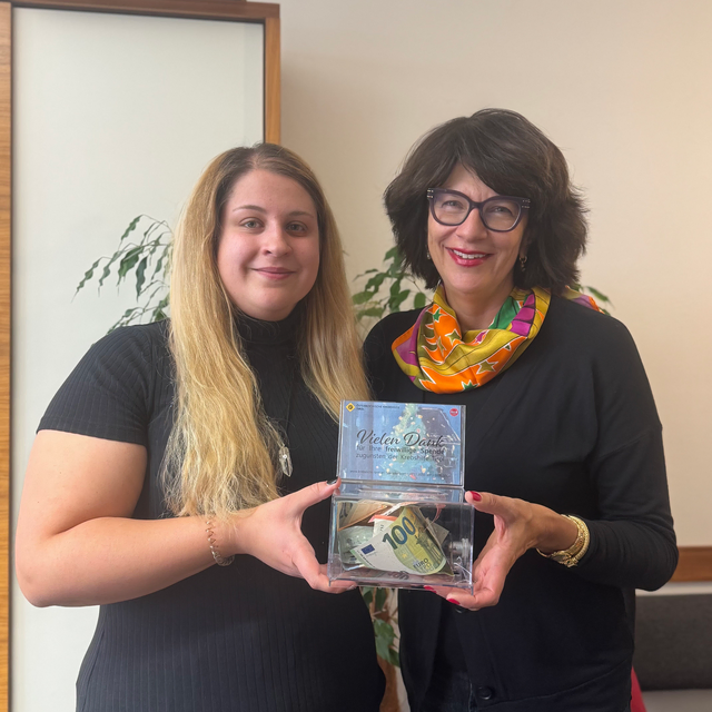 Ein guter Betrag an Spenden kam bei der Vernissage für die Krebshilfe Tirol zusammen.  | Foto: Krebshilfe Tirol