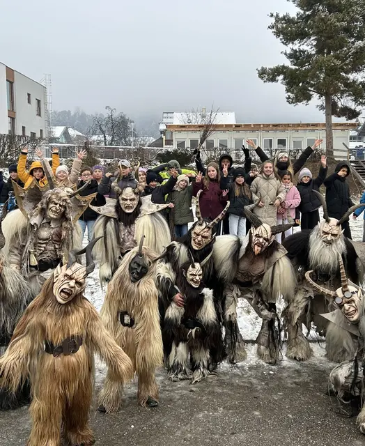 Große Freude herrschte beim Besuch der Telfer Klammtuifl in der Volksschule. | Foto: Privat