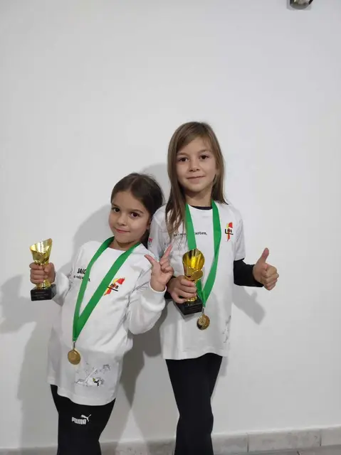 Die jungen LMB-Athletinnen Jamila und Samira Friedl überzeugten beim Adventlauf in Lindgraben mit starken Leistungen und Podestplätzen. | Foto: Stefan Pendl LMB