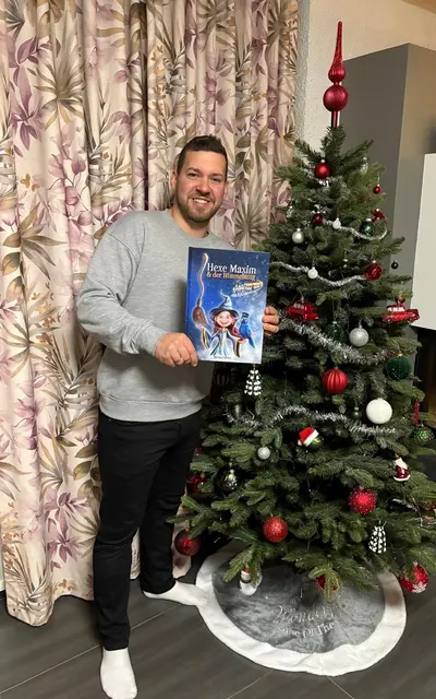 Michael Hölzel mit seinem Kinderbuch "Hexe Maxim &amp; der Himmelszug". | Foto: Hölzel