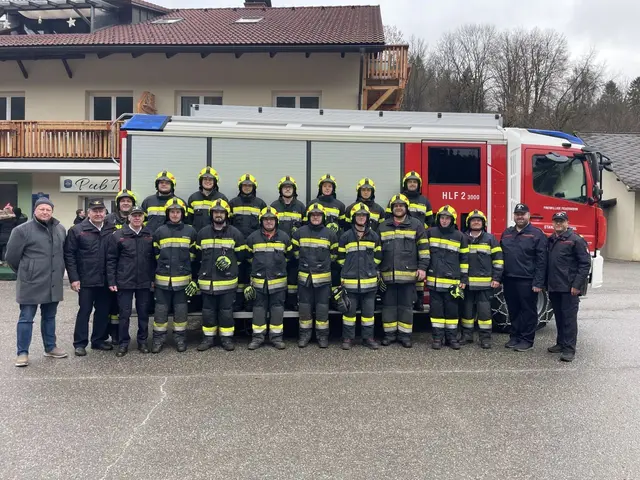 Kameraden der FF Stanz, die die Technische Hilfeleistungsprüfung absolviert haben mit Gratulanten. | Foto: FF Stanz