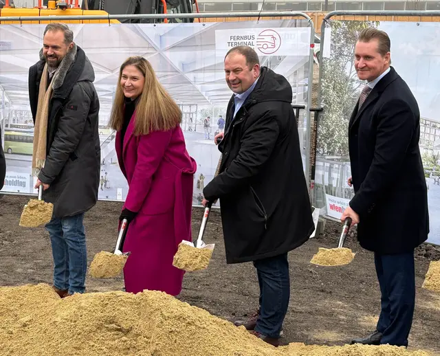 v.l.: Neos-Mobilitätssprecher Markus Ornig, Finanzstadträtin Barbara Novak, Bezirksvorsteher Alexander Nikolai (beide SPÖ) und Wien Holding Geschäftsführer Oliver Stribl nahmen den Spatenstich vor.  | Foto: Andreas Pölzl/MeinBezirk
