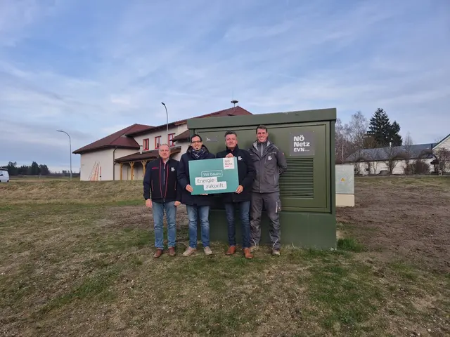 Roland Wallner (Projektverantwortlicher Netz NÖ), Bürgermeister Stadtgemeinde Schrems David Süß, Leiter der Netzregion Waldviertel Walter Trachsler und Techniker der Netz NÖ Alexander Prinz | Foto: Netz NÖ
