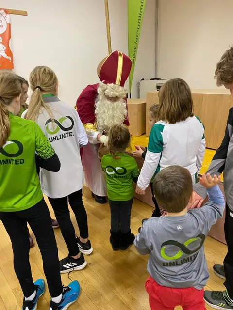 Strahlende Kinderaugen: Der Nikolaus besuchte die Nachwuchsläuferinnen und -läufer und sorgte für vorweihnachtliche Stimmung. | Foto: Günther Tremmel