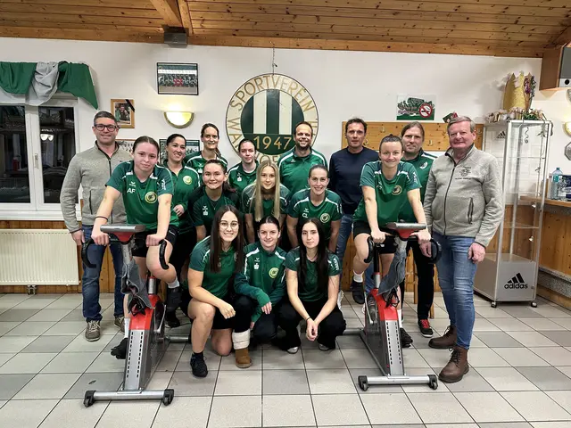 Stadtrat Michael Franz, Markus Mlinar, 2. Landtagspräsident Gottfried Waldhäusl und die Spielerinnen samt Trainer vom SV Waidhofen/Thaya. | Foto: FPÖ Waidhofen/Thaya