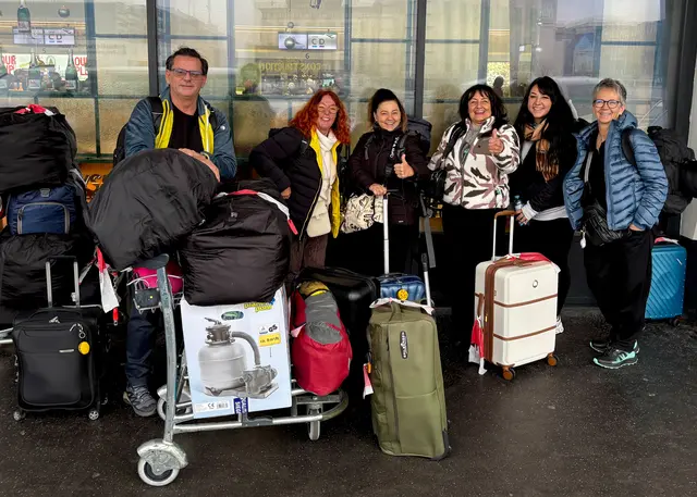 Von links: Milan, Kathrin, Astrid, Andrea, Tamara und Claudia am Wiener Flughafen. | Foto: Astrid Wieser
