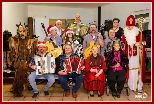 Gruppenfoto mit den Mitwirkenden: von links sitzend: Leo Teufl (Leiter), Karl Kendler, Resi Blauensteiner, Josefa Karner, Krampus Andreas Hausmann (Wirt), Hans Leitner, Nicole Wurzer-Koch, Hans Temper, Rudi Gattringer, Karl Hell (Nikolaus), Fredi Leitner, Walter Kienberger, Ingrid Knedlstorfer. | Foto: Photo by Leo Roseneder