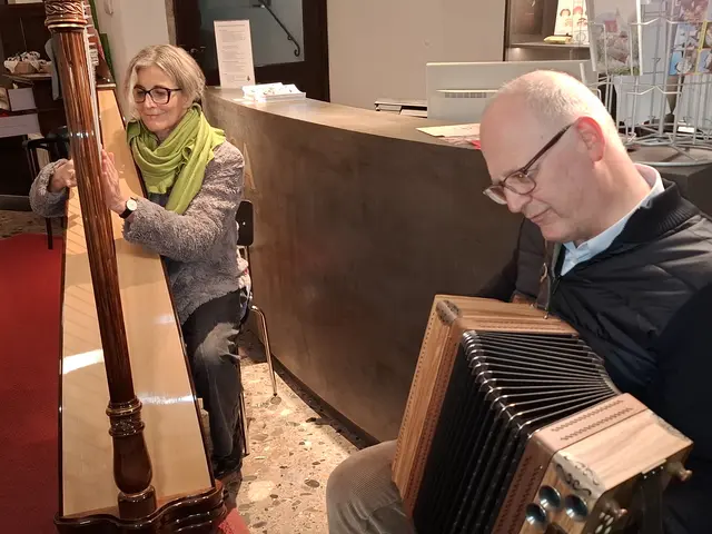 Beim „Musikalischen Adventkalender“ in Grein spielte am 9. Dezember die „Mostviertler Stubmtischmusi“ auf. Der TSV Meisl Grein schenkte aus. 