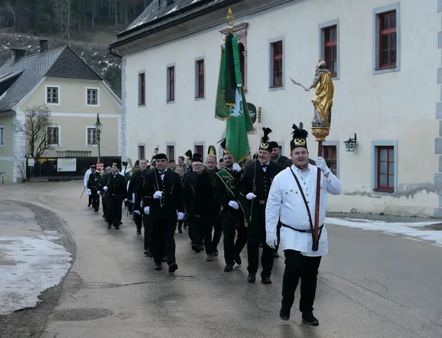 Festzug mit der hl. Barbara an der Spitze. Träger hl. Barbara: Jakob Thallinger | Foto: Kath Maier
