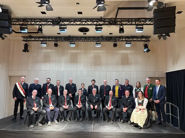 Der neu gewählte Vorstand mit BH Siegmund Geiger (2. von links hinten) und dem Pettneuer Bürgermeister Patrik Wolf (rechts außen).  | Foto: Elisabeth Zangerl