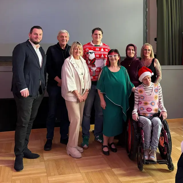 GR Semir Djedovic, Jürgen Schwarz, GRin Elisabeth Wallner, GR Michael Mayer, Obfrau Beatrix Kohlhauser mit ihrer Stellvertreterin Gülli Eroglu und Betty Heger. | Foto: Verein u are special