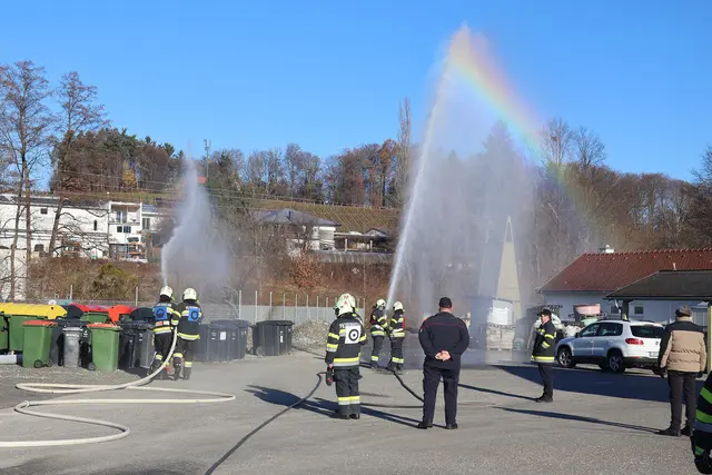 Die Wieser Feuerwehrmänner beim Löschangriff | Foto: FF Wies