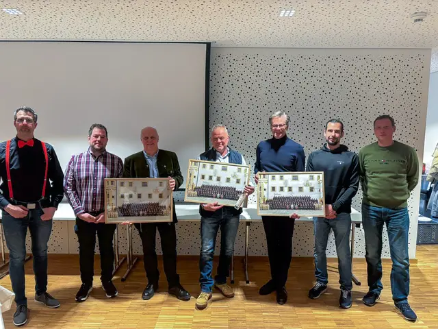 Bei der Weihnachtsfeier 2025 der Feuerwehr Tamsweg wurden neue Mannschaftsfotos an drei Persönlichkeiten überreicht. V. li.: Norbert Seifter, Patrick Bacher, Christian Schreilechner, Günther Anthofer, Wolfgang Pfeifenberger, Thomas Keidel und Siegfried Steiner. | Foto: FF-Tamsweg