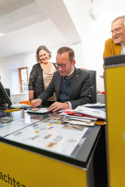 Der Bürgermeister stempelt Briefe selbst. | Foto: Bernhard Rieger