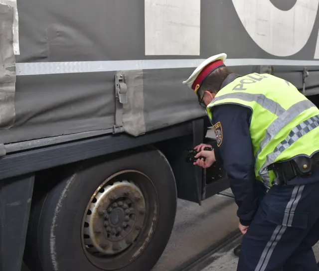 Ein Polizist bei der Kontrolle eines LKWs.  | Foto: Symbolfoto: Barbara Fluckinger