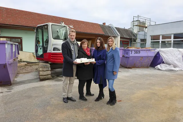 Architekt Jan-Christian Heuser, Eva Skergeth-Lopič, Geschäftsführerin der Chance B, Architektin Claudia Faust und Kathrin Zenker, Eigentümerin der Liegenschaft in Weiz (v. l.) | Foto: Cance B 