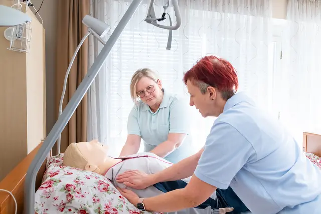 Tanja Weber-Tinnacher (l.), die bereits ihr zweites Praktikum in den GGZ absolviert hat, und Praktikumskoordinatorin Anita Held (r.) geben einen Einblick in das Praktikumsangebot der Geriatrischen Gesundheitszentren der Stadt Graz. | Foto: Konstantinov