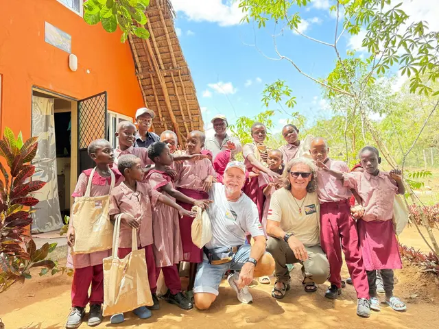 Eddie Kroll (rechts) und Leo Winterer im November 2025 in Kenia, natürlich besuchte man auch die "Schilling für Shilling"-Schule. | Foto: Schilling für Shilling