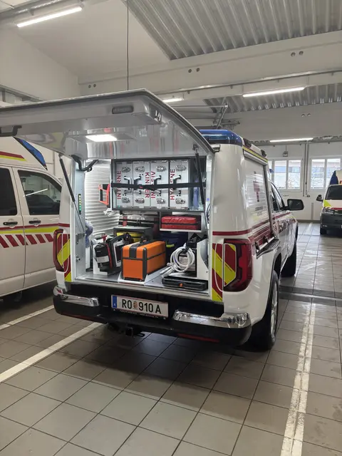Der NEF (Notartzeinsatzfahrzeug) ist ebenfalls neu.  | Foto: Karin Bayr