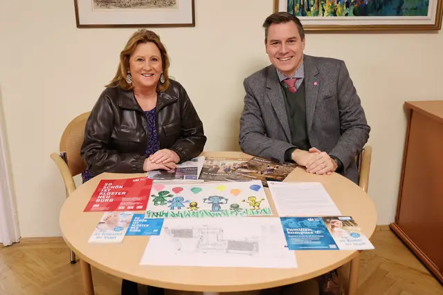 Bürgermeister Christoph Kaufmann und Vizebürgermeisterin Maria T. Eder (beide ÖVP) bereiteten den Inhalt für die Zeitkapsel vor, die Kinder trugen mit einer Zeichnung dazu bei. | Foto: Stadt Klosterneuburg / Lutz