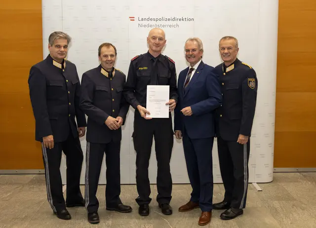 HR. Roland SCHERSCHER,, GenMjr. Manfred AICHBERGER, GrInsp Hermann KÖNIGSBERGER (PI Hainfeld – 40jähriges Dienstjubiläum), Präsident des NÖ Landtages Karl WILFING, LPDir Franz POPP.
  | Foto: Landespolizeidirektion Niederösterreich