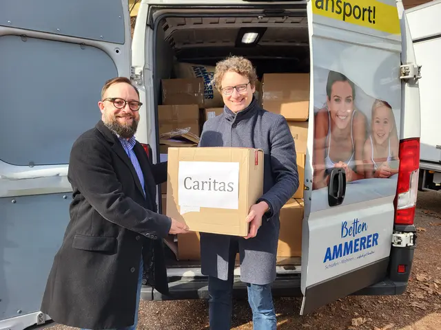 Stefan Pimmingstorfer, Direktor der Caritas OÖ mit Stefan Ammerer, Geschäftsführer Betten Ammerer bei der letzten Bettwäsche-Übergabe. | Foto: Caritas