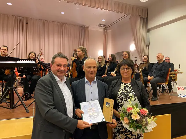 Bürgermeister Wilfried Kellermann mit Josef und Berta Pfoser (v. l.). | Foto: Marktgemeinde