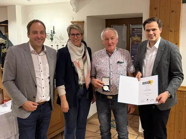 Bürgermeister Patrick Layr, Vizebürgermeisterin Petra Zimmermann-Moser und Bundesrat Sebastian Stark dankten den ausgeschiedenen Mandataren für ihr jahrelanges – teils jahrzehntelanges – Engagement. Hier im Bild Stadtrat Alfred Huber (2. von rechts). | Foto: VP Weitra