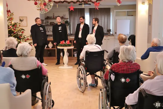 4ME sang die schönsten Weihnachtslieder für die Senioren im Kalsdorfer Pflegezentrum Amicalis. | Foto: Edith Ertl