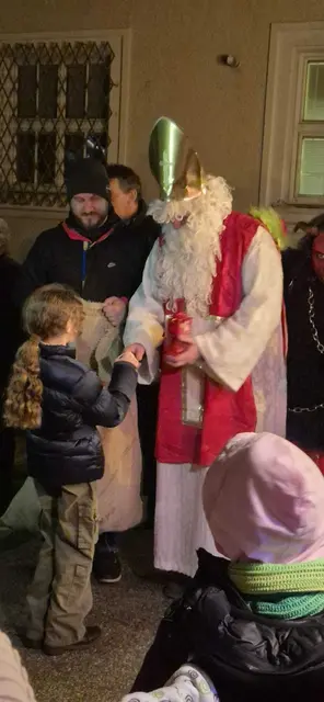 Der Nikolaus verteilte Gaben. | Foto: SPWN
