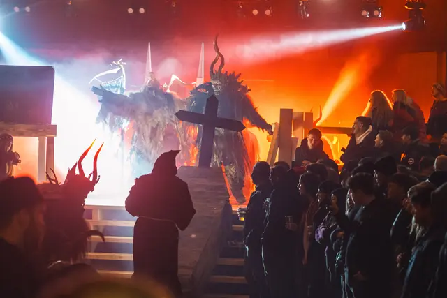 Wilde Shows und furchterregende Auftritte – beim Jubiläum der Matreier Tuifl blieben keine höllischen Wünsche offen. | Foto: Pernsteiner