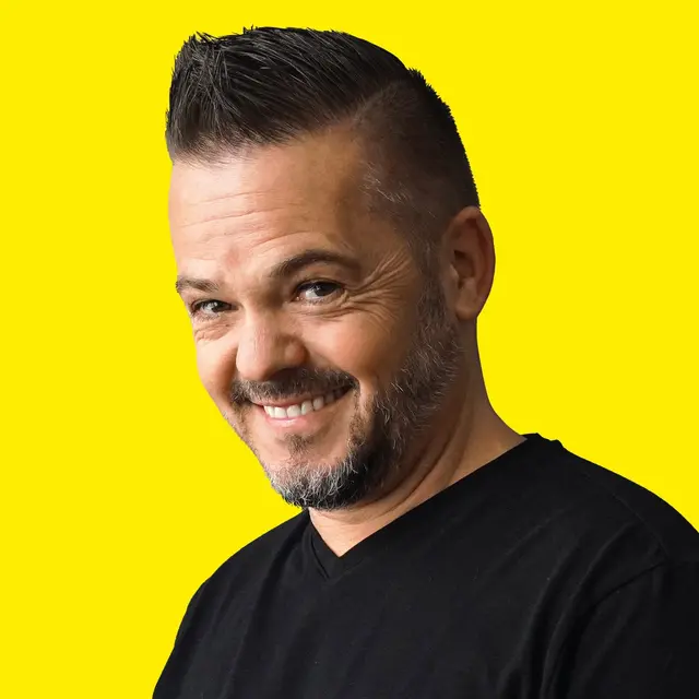 Stefan Verra ist mit seinem Programm "Du zum SuperDu 2.0 Alltagshelden strahlen wortlos" im Februar und März in Rum und Lienz unterwegs.  | Foto: Privat