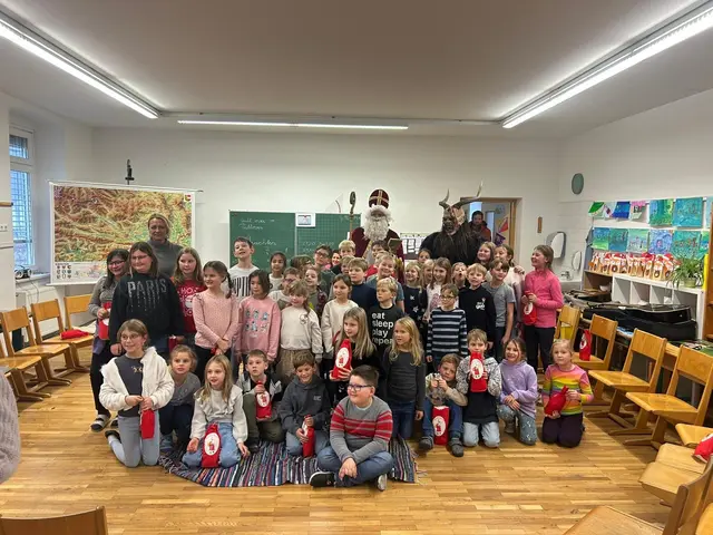 Der Nikolaus und seine Begleiter statteten den Volksschülern einen Besuch ab. | Foto: Privat