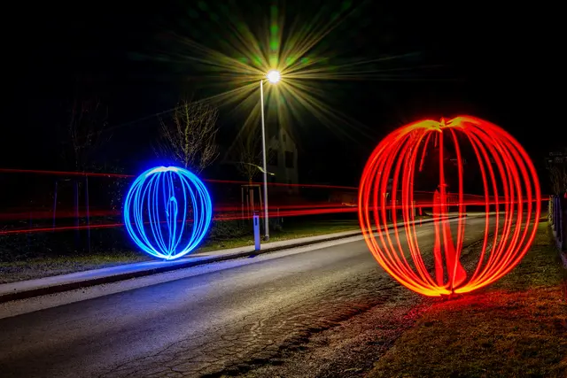 "Lichtkugeln am Straßenrand", März 2025, von Reinhard Stemmer | Foto: Reinhard Stemmer
