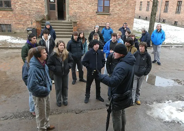 Die rund 44 Lehrlinge der drei Firmenstandorte der SIEMENS energy Austria folgten aufmerksam den Erklärungen der KZ-Guids.
 | Foto: Harald Schober