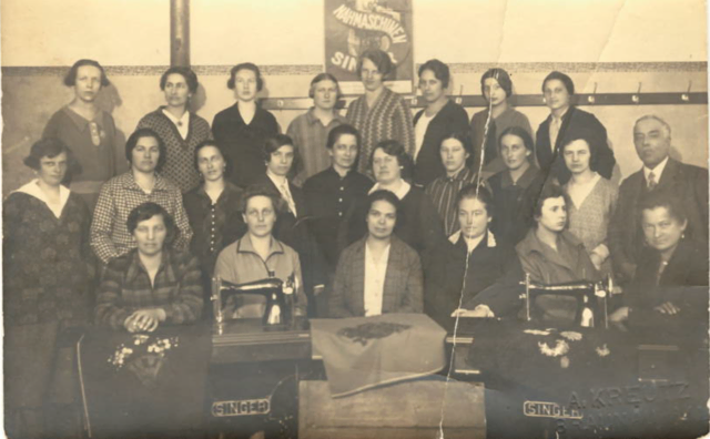 Teilnehmerinnen der Braunauer Nähschule im Jahr 1927. | Foto: Schmidtner