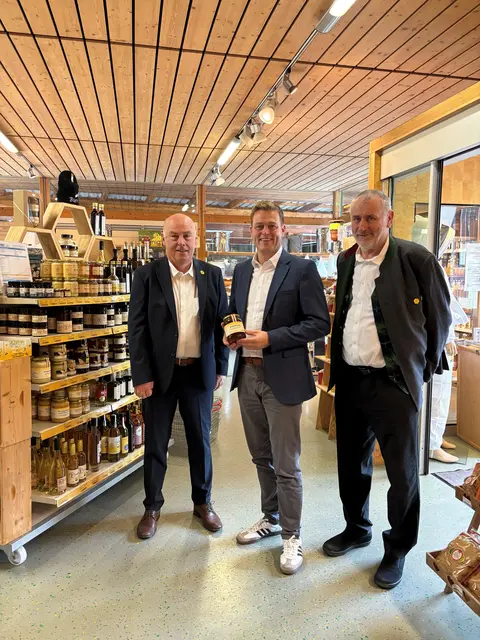 Von links: Präsident Herbert Vitzthum, Landesrat Stefan Kaineder und 1. Vizepräsident Konrad Sauerschnig beim oö. Landesverband für Bienenzucht. | Foto: Land OÖ/Veronika Kiesenhofer