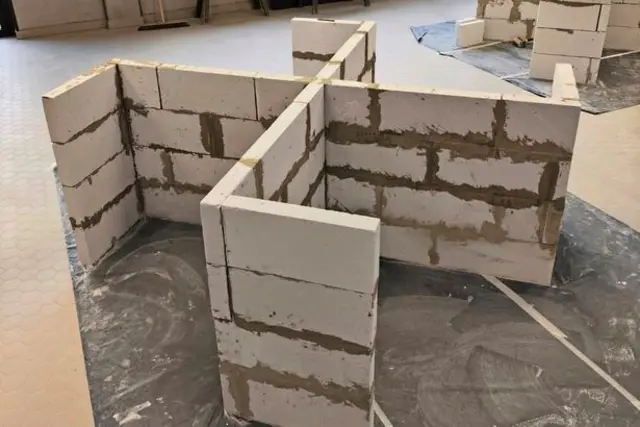 Im Rahmen einer baupraktischen Übung wurde von den Schülerinnen und Schülern der Berufsschule Pinkafeld ein Hakenkreuz gemauert.  | Foto: Foto veröffentlich im Standard (Privat)