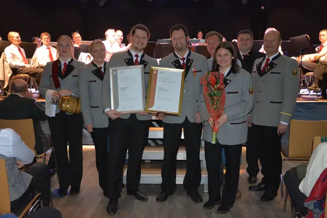 Für 25-jährige Mitgliedschaft erhielt Alexander Biechl die Silberne Verdienstmedaille, für 40 Jahre Robert Silberberger die Goldene (Mitte, v.l.).  | Foto: Veronika Spielbichler