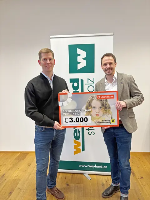 Otto Weyland jun., Geschäftsführer des Stahl- und Holzhändlers Weyland, übergibt 3000 Euro an Andreas Osterkorn, Geschäftsleiter von MeinBezirk Schärding. | Foto: MeinBezirk