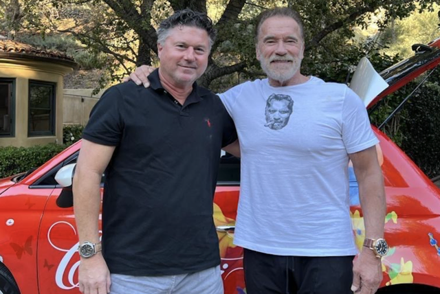 Steirer auf kalifornischem Boden: Wolfgang Santner und Arnold Schwarzenegger treffen sich in Los Angeles gerne zum Austausch – oft mit selbst gebackenem Bauernbrot und Verhackert im Gepäck. | Foto: absolutagentur/Santner