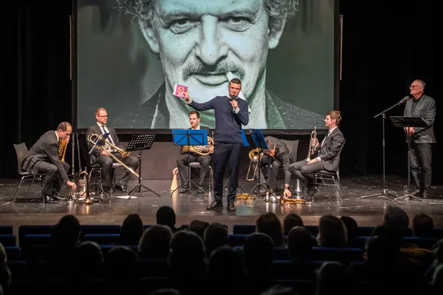 präsentiert das neue Programmheft der Wunderlichen Kulturtage 2026..... Christian Widauer | Foto: Marco Pircher / Kulturverein Wunderlich