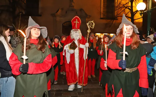 Wichteln mit Fackeln weisen dem Nachfolger des Bischofs von Myra den Weg. | Foto: Hörmandinger