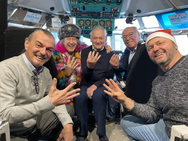 Vorfreude auf 40 Jahre Band für Steiermark: Hotel-Novapark-Direktor Josef Röck, Alex Rehak, Novapark-Besitzer Helmut Neukam, White-Stars-Bassist Günther Reischl, Veranstalter Markus Krisper (v.l.). | Foto: Gaube